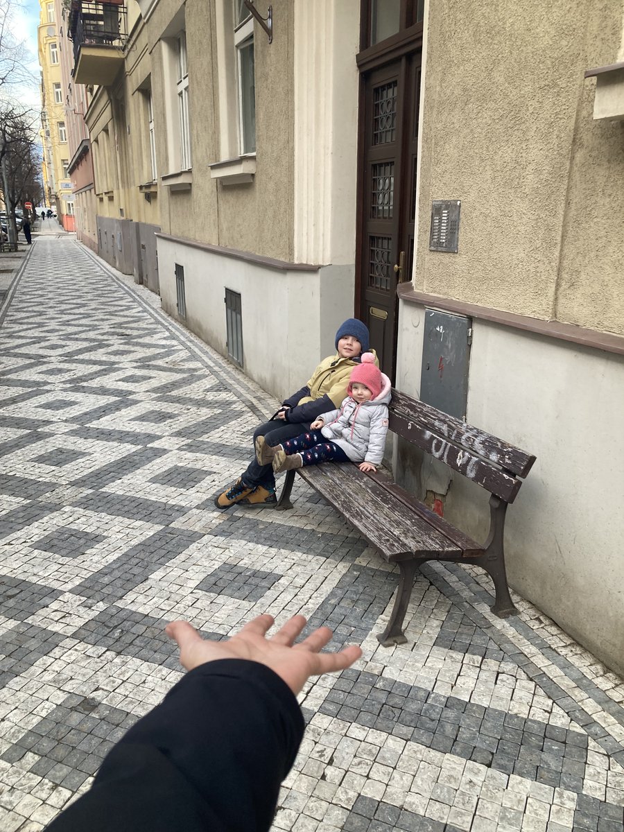 Loni jsme k rozebrání nabídli staré lavičky z Jiřáku. Zájem předčil očekávání, rozdalo se jich několik desítek.
Od té doby dostávám fotky, kde ty lavičky nově slouží. Dnes jsou instalované ve vnitroblocích, na chalupách a nebo někde u polní cesty. Když zase něco bude, dám vědět.