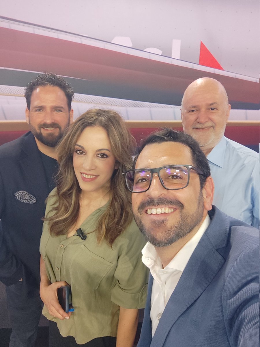 🤳🏻Selfie de familia tras la tertulia en #ElMatinal <a href="/La7Noticias/">La 7 Noticias</a> <a href="/la7tele/">La 7</a> junto a <a href="/tatigarciasan1/">Tati García</a> #PabloMartinez y #JerónimoJover