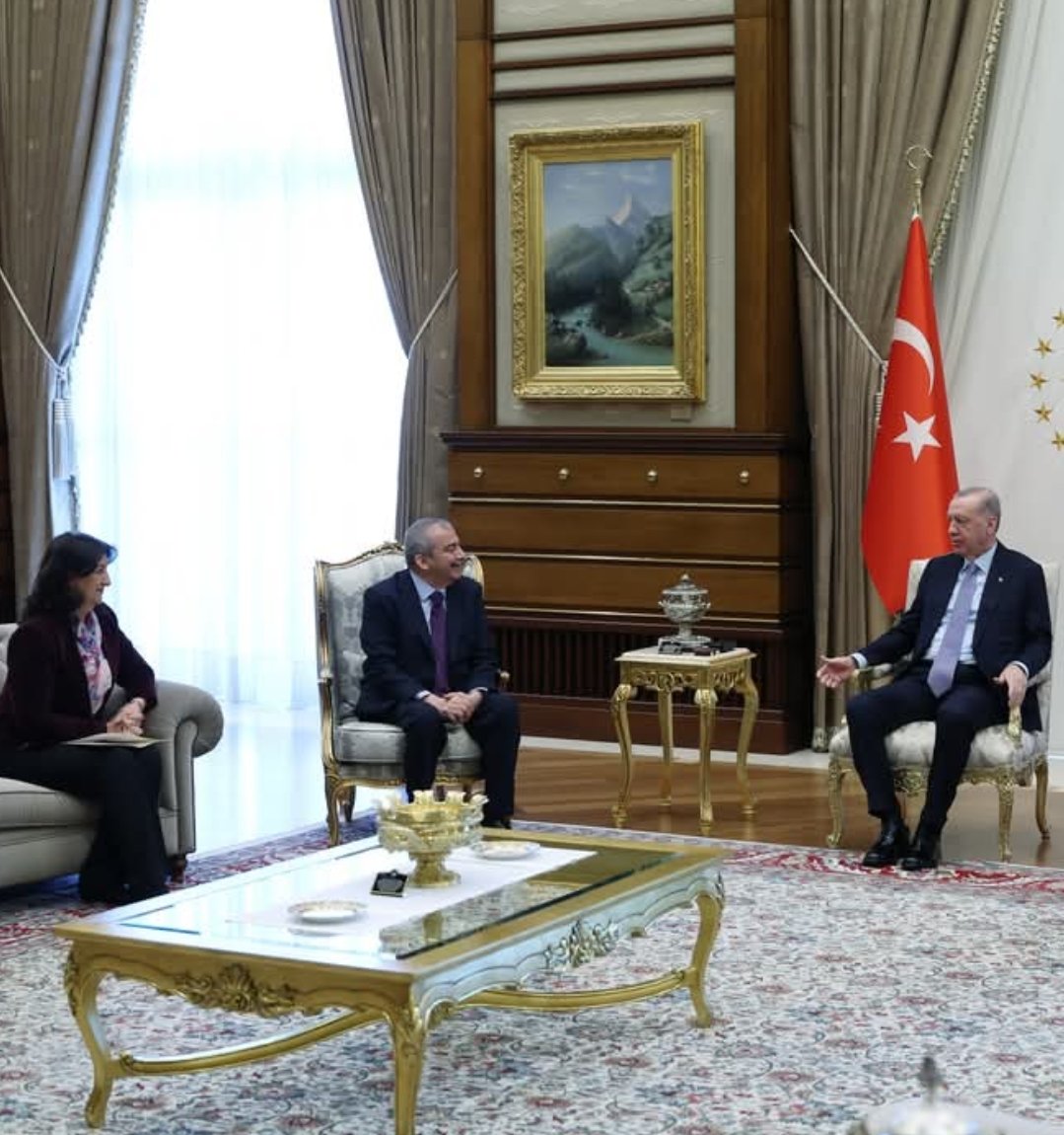 Saadet Partisi başkanını kanepede karşılayan Erdoğan; seçimlerde DEM partiyi terör destekçisi olarak lanse ederek oy istediği adamlarla hem de şatafatlı sarayda görüştü

Ben görüşmenin Erdoğan'ın iradesiyle olmadığını, Bop planı çerçevesinde ABD'nin emriyle olduğunu düşünüyorum