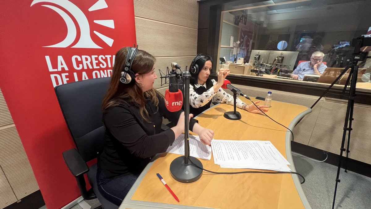 La Cresta de la Onda (@crestadelaonda) on Twitter photo 🎙️ Hoy hemos charlado en <a href="/ree_rne/">Radio Exterior</a> con la directora de <a href="/CentroFlorencia/">Centros de Día Florencia</a> Gloria Sánchez, y los usuarios del centro Esperanza y Sergio 🎮
Hemos podido hablar con ellos sobre la iniciativa 'Golden Gamers' y su propia experiencia 🕹️
➡️ Programa disponible en: bit.ly/Lacrestadelaon… 🎙️ Hoy hemos charlado en <a href="/ree_rne/">Radio Exterior</a> con la directora de <a href="/CentroFlorencia/">Centros de Día Florencia</a> Gloria Sánchez, y los usuarios del centro Esperanza y Sergio 🎮
Hemos podido hablar con ellos sobre la iniciativa 'Golden Gamers' y su propia experiencia 🕹️
➡️ Programa disponible en: bit.ly/Lacrestadelaon…