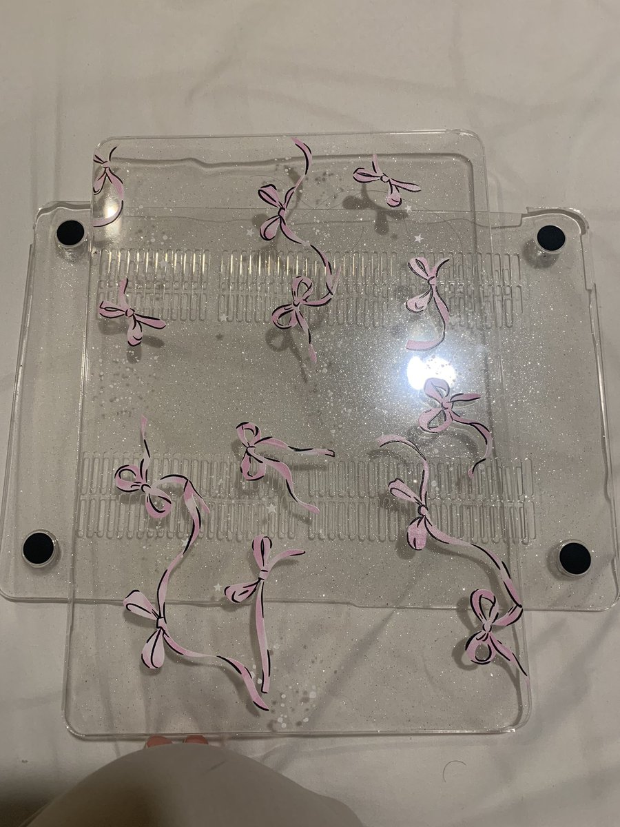 wts want to sell casing macbook new air 13 masihh baruu banget nyampee, ga pernah dipake. Dijual karna salah beli ukuran🥹🥹🥹🥹. 
Price : 150k (negotiable)
dom malang
bisa oren yaah

t. pink glitter pita ribbon transparant