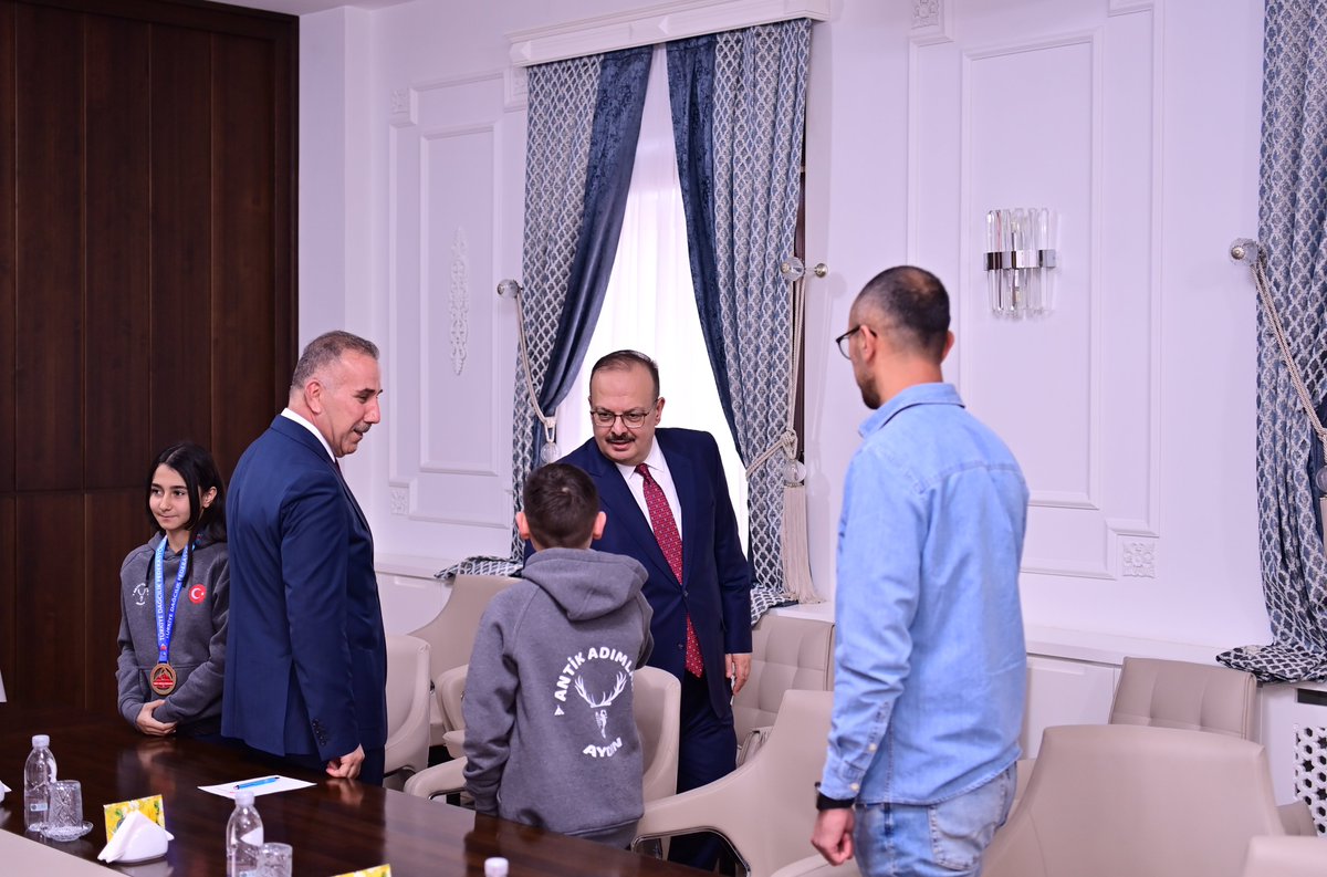 AydinValiligi's tweet photo. Vali @YakupCanbolat,

Ankara'da 05-06 Nisan tarihlerinde Dağcılık Spor Tırmanış Küçükler, Yıldızlar, Gençler ve Büyükler Türkiye Şampiyonasında ilimizden derece alan sporcuları makamında ağırladı ve tebrik etti.

Derece Alan Sporcularımız ⬇️

🥇Bartu Soykan (Yıldız Erkekler Türkiye 1.)
🥇Enes Cıstak (Küçük Erkekler Türkiye 1.)
🥇Gülsüm Erciyes (Yıldız Kızlar Türkiye 1.)
🥇Beren Avcı (Küçük Kızlar Türkiye 1.)
🥈Berra Korkut (Genç Kadınlar Türkiye 2.)
🥉Enes Koç (Büyük Erkekler Türkiye 3.)