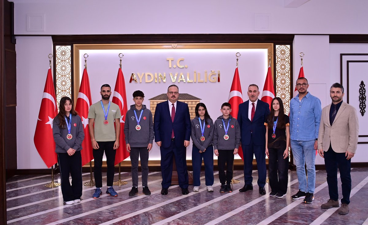 AydinValiligi's tweet photo. Vali @YakupCanbolat,

Ankara'da 05-06 Nisan tarihlerinde Dağcılık Spor Tırmanış Küçükler, Yıldızlar, Gençler ve Büyükler Türkiye Şampiyonasında ilimizden derece alan sporcuları makamında ağırladı ve tebrik etti.

Derece Alan Sporcularımız ⬇️

🥇Bartu Soykan (Yıldız Erkekler Türkiye 1.)
🥇Enes Cıstak (Küçük Erkekler Türkiye 1.)
🥇Gülsüm Erciyes (Yıldız Kızlar Türkiye 1.)
🥇Beren Avcı (Küçük Kızlar Türkiye 1.)
🥈Berra Korkut (Genç Kadınlar Türkiye 2.)
🥉Enes Koç (Büyük Erkekler Türkiye 3.)