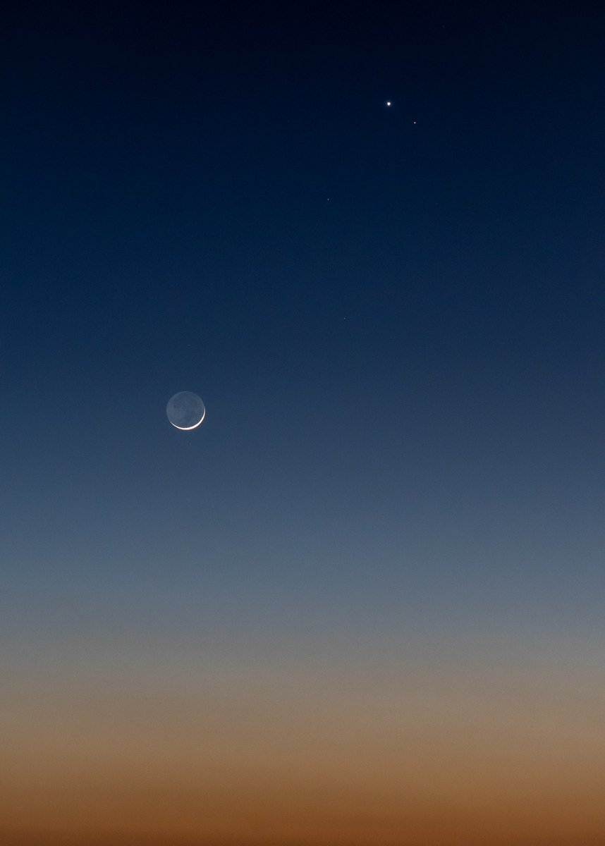 astro4pics's tweet photo. Moon, Venus and Saturn https://t.co/8caL4iyZLp