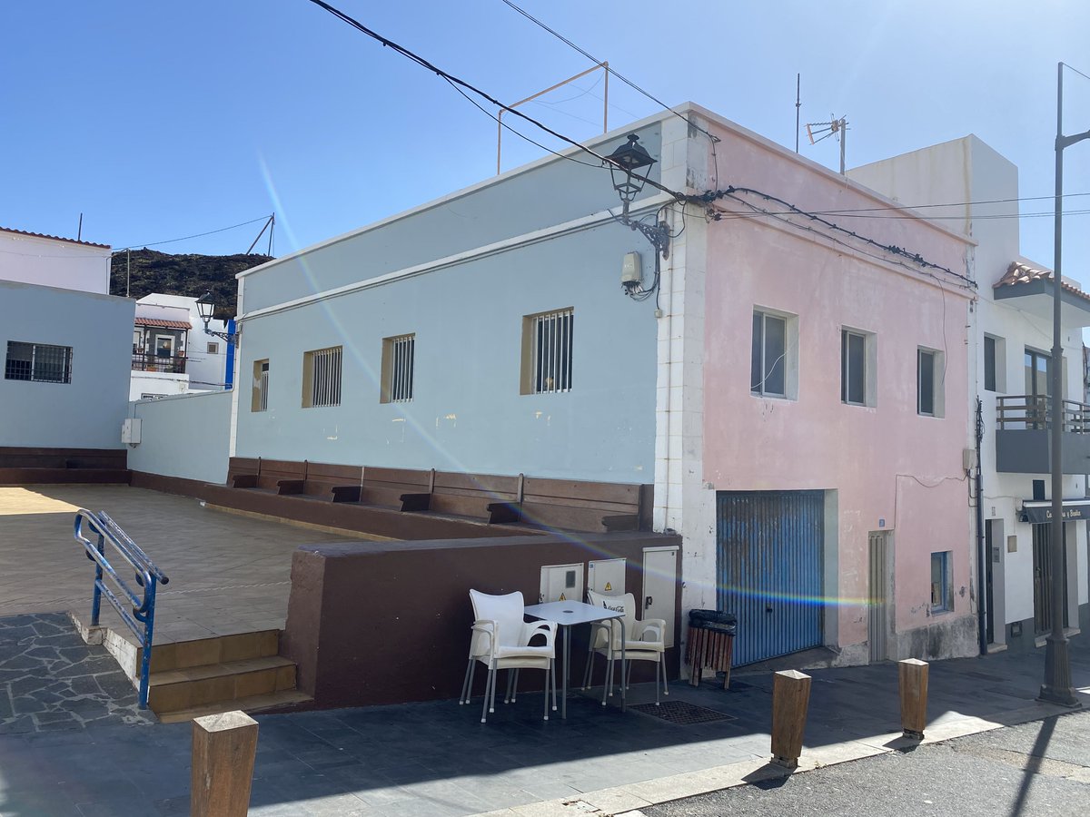 El Ayuntamiento licita la demolición de un edificio para la ampliación de la plaza de La Restinga. bit.ly/4259MHw