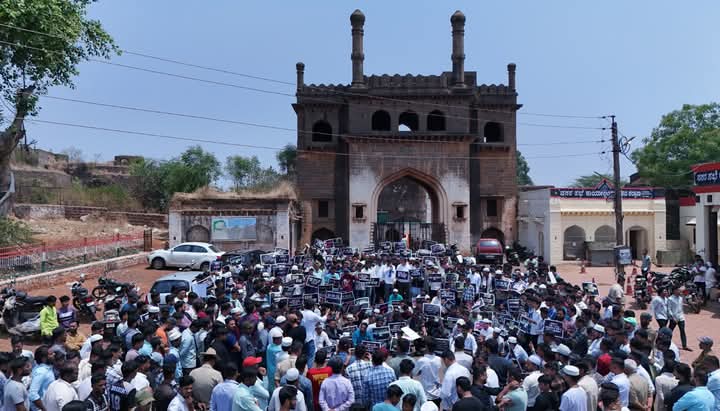 sioindia's tweet photo. SIO participated in nationwide protests against the Waqf Amendment Act. 
From streets to the courts, we stand united in resistance and will not let this injustice pass in silence.

Photos: Protest at Basavakalyan, Bidar

#Rejectwaqfact https://t.co/e8OgrCkBLn
