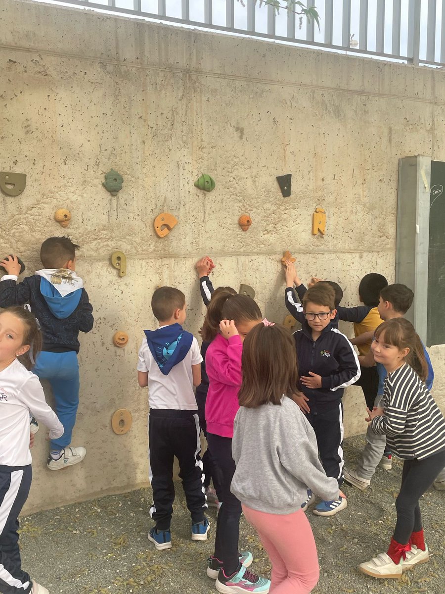 CEIP_AnaCaicedo's tweet image. 🏃🏻‍♀️🏃🏻‍♂️FIN DE TRIMESTRE🏃🏻‍♂️🏃🏻‍♀️

Despedimos el trimestre celebrando el  #DEFC25

Hemos empezado con nuestro ya tradicional Pedibús y acabamos practicando deporte en el Parque de SAN José.

Nos vemos a la vuelta de vacaciones.

¡Feliz Semana Santa!

#CEIPAnaCaicedo    
#QueNoTeLoCuenten