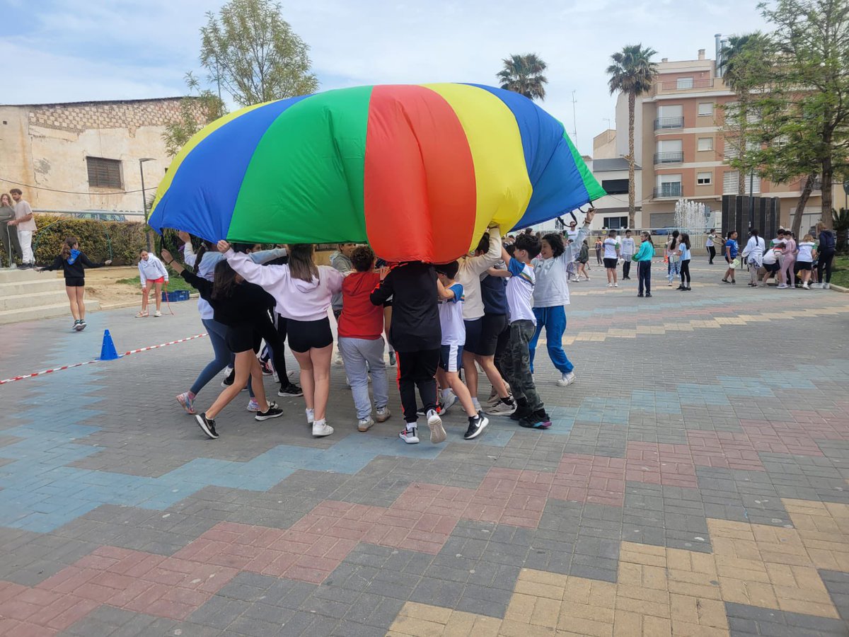 CEIP_AnaCaicedo's tweet image. 🏃🏻‍♀️🏃🏻‍♂️FIN DE TRIMESTRE🏃🏻‍♂️🏃🏻‍♀️

Despedimos el trimestre celebrando el  #DEFC25

Hemos empezado con nuestro ya tradicional Pedibús y acabamos practicando deporte en el Parque de SAN José.

Nos vemos a la vuelta de vacaciones.

¡Feliz Semana Santa!

#CEIPAnaCaicedo    
#QueNoTeLoCuenten