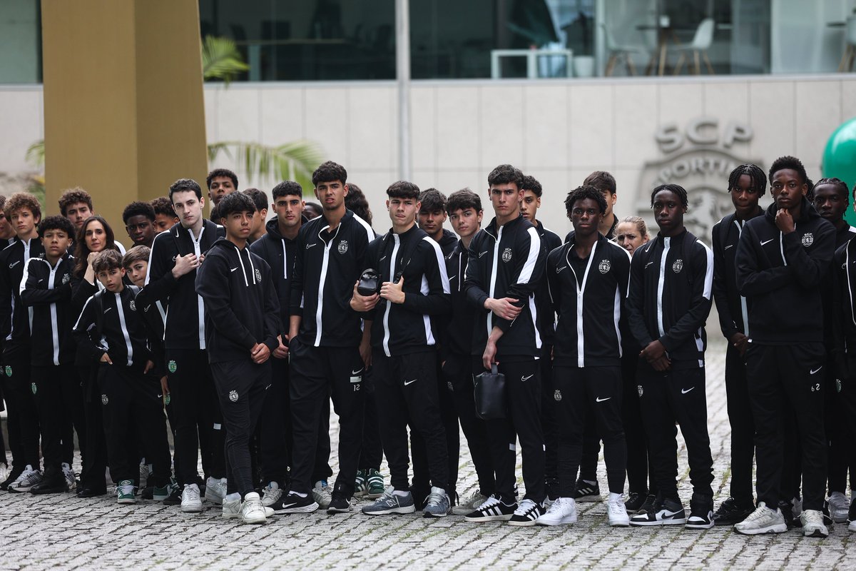 SportingCP's tweet photo. De geração em geração. 

Todos marcam presença no último adeus ao Sr. Formação 💚 https://t.co/UxQrF7XsLd