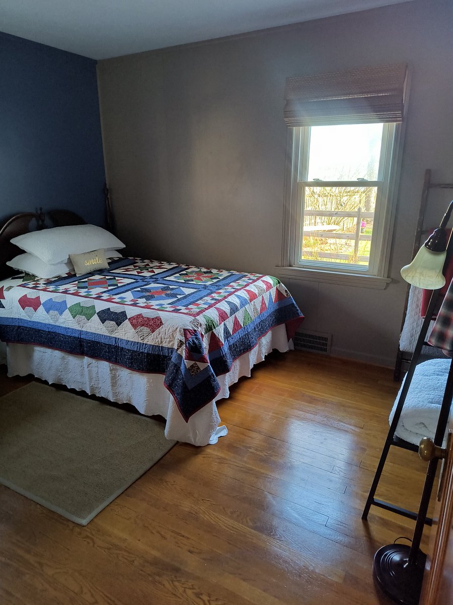 HeyThereChelle's tweet photo. @MyBobs I need a disguise so I can sleep in my new guestroom bed. Yep, it's under there-Synergy Plush 10" mattress &amp; box. LOVE IT! #sweetdreams  #sweepstakesentry #Thursdaythoughts #thankfulthursday https://t.co/mcYefGxq99