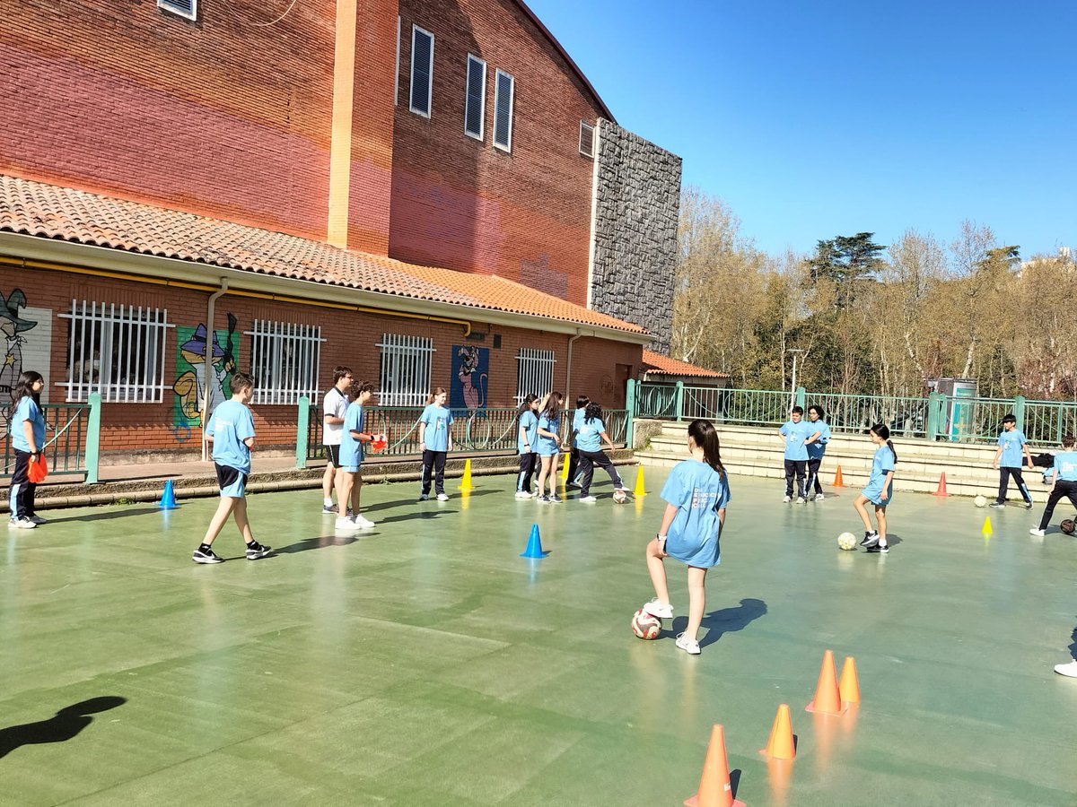 cdsalamancafs's tweet photo. 🥅Hoy con motivo del DIA DE LA EDUCACIÓN FÍSICA EN LA CALLE 🏘️nuestro club ha llevado a cabo la actividad de fútbol sala en el parque de Alamedilla.
Un centenar de niños y niñas de diferentes centros y asociaciones han participado en la actividad durante toda la mañana.

@aytoSalamanca