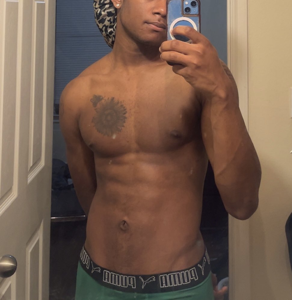 JayBank2099's tweet photo. 👋🏾 #gay #bi #twunk #twink #black #college #dfw https://t.co/mAjpiKDqst