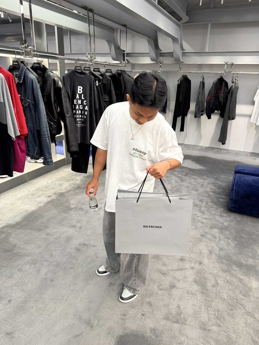 ariiswr's tweet photo. Never ever in my life I would imagine that I could buy this piece😇😊😊 https://t.co/1HnV6ITT3C