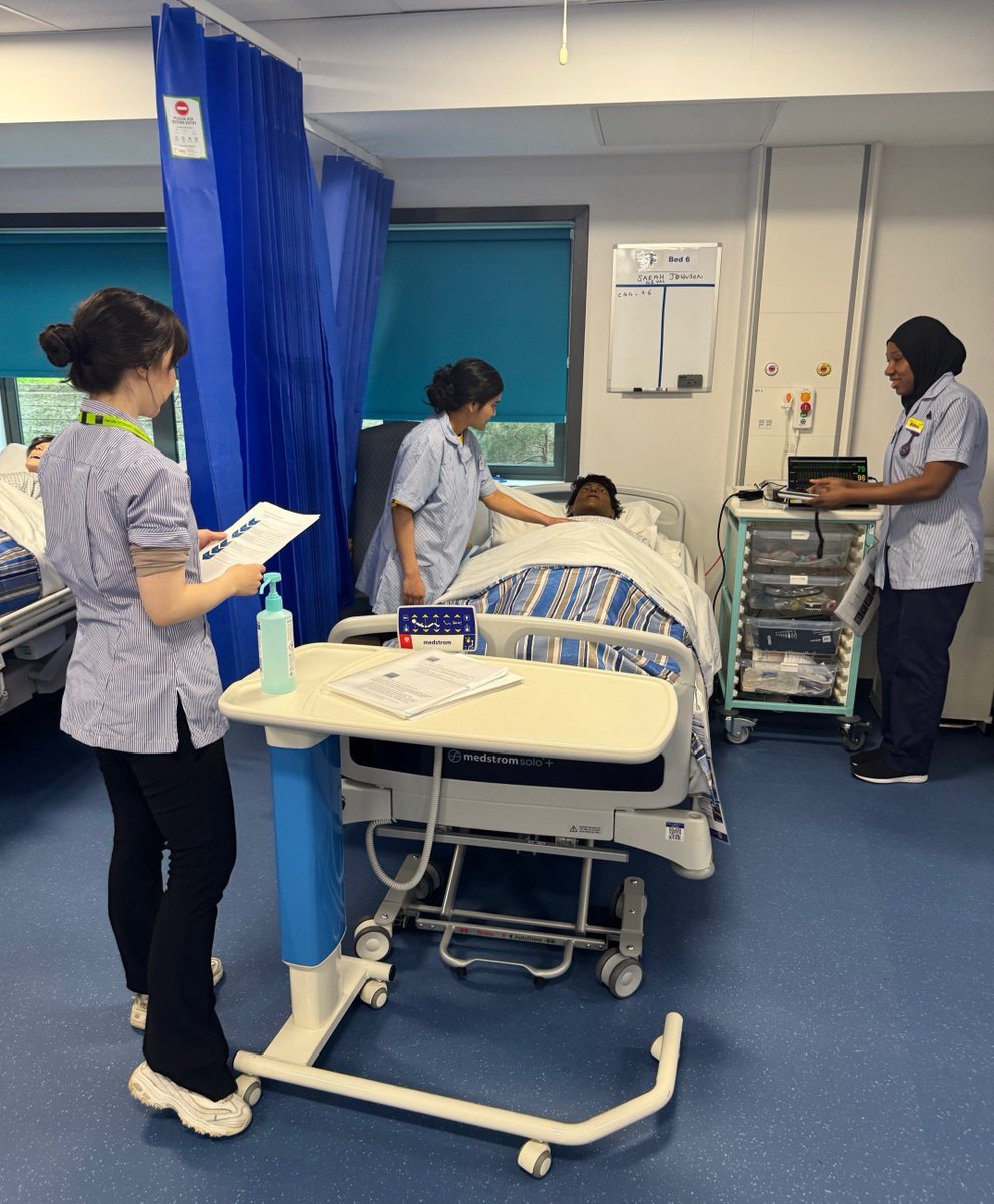 KingstonUni's tweet photo. 🤗 It was great to meet applicants at our nursing applicant day yesterday. @NursingKingston staff &amp; students showcased our courses, ran sessions in our immersive simulation facilities &amp; answered applicants' questions.

We can't wait to welcome them into the #KingstonUni family 💙 https://t.co/sVOHabMujc