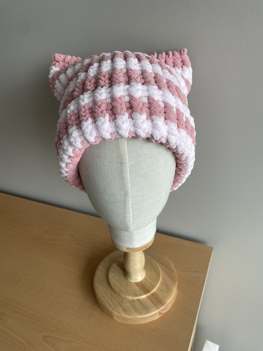 now available…. kitty beanies 🐱💗 i’m so obsessed. madebyandreaforyou.etsy.com/listing/188492… taking a few more custom orders for the week!!