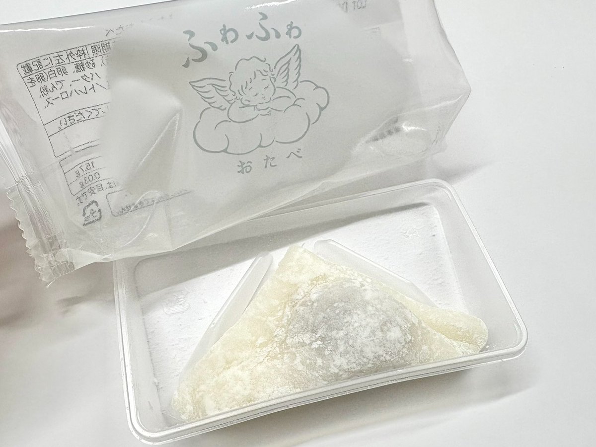 なにこれ！なにこれー！！ふわふわ🤍まっしろ🤍新しいおたべがかわいすぎるー(⑅•͈૦•͈⑅)見た目からもーすき♡とにかく食感すっっっんごいやわらかいの☁️中身はこしあんバター！みんなたべてみ！