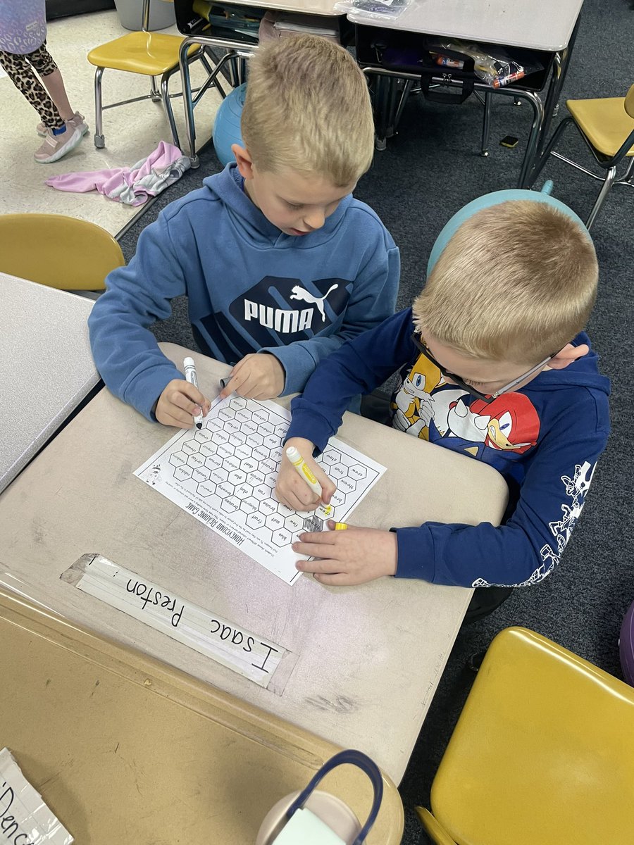 MrsSwallowsRoom's tweet photo. We are busy bees this morning! We got with partners and tried to find a way from one end of the hive to the other while working on our ew, ui, and ue sounds! #firstgrade #mcscbears https://t.co/tUzR7JnsPy