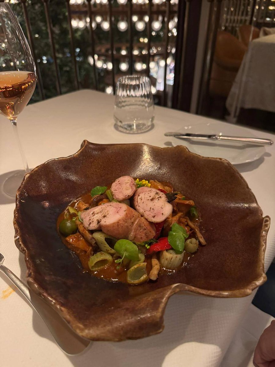 I'm here again. The French food here is very good. My friends and I agree.🧐