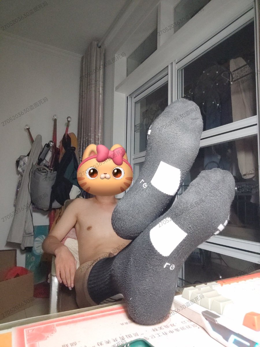 peiyang125's tweet photo. 傻逼，爹闷了一天的黑袜臭脚，来抱着吸，过肺，爽死你傻逼儿子 #黑袜S  #男爹 #无脑傻逼 #原味 #粗口 #早泄废物 https://t.co/2iAcyqwrWa