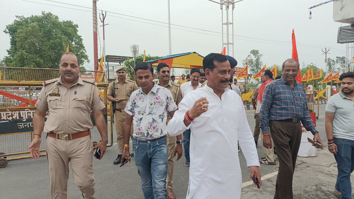 जनपद लखीमपुर खीरी में दिनांक: 12 अप्रैल 2025 को हनुमान जन्मोत्सव एवं पदयात्रा की तैयारी को लेकर समीक्षा बैठक में हमने भी भाग ली.. पूरी आयोजक टीम बहुत अच्छी तैयारी कर रहे हैं... 

हनुमान जी सब अच्छे से सफल करायें... आयोजन समिति के प्रत्येक साथी को जय श्रीराम. 
#BJP4IND
