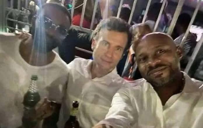 Emmanuel Macron 
- A Kigali 
- A Kinshasa 

À qui la faute ?