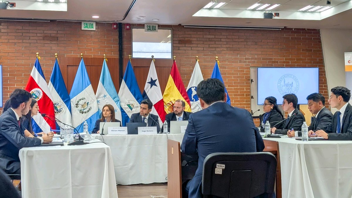 PCA_CPA's tweet photo. 🔹 Noticias #CPA: La CPA colabora con la @sg_sieca para la 2nda Edición del Moot #SIECA en Centroamérica ⚖️ 🔹 

🌎 La #CPA tuvo el agrado de apoyar la 2nda Edición del #Moot SIECA, el cual reunió a 12 equipos de toda #Centroamérica en una exitosa competencia regional sobre comercio y solución de controversias que tuvo lugar del 25 al 28 de marzo.

🤝 Tras la invitación del Secretario General de la @sg_sieca, Sr. Francisco A. Lima Mena, y del Administrador del Mecanismo de Solución de Controversias Comerciales de Centroamérica, Sr. Andrés Paniagua, la #CPA colaboró en la redacción del caso del moot. Previo a la competencia, el Consejero Legal de la #CPA Javier Comparini-Cuetto y la Consejera Legal Adjunta Ji Soo Kim impartieron una capacitación sobre la #CPA para ayudar a los equipos en su preparación. Durante el moot, el Sr. Comparini-Cuetto dio palabras de apertura y actuó como árbitro en la ronda semifinal junto con el Sr. Norman Harris y la Sra. Sabrina Martínez Peralta.

🏆 La #CPA felicita al equipo de la @U_Landivar de #Guatemala, que resultó ganador tras una ronda final arbitrada por el Sr. Hugo Romero Martínez, la Sra. Miriam Maroun y el Sr. Jaime Gallegos Zúñiga

#PermanentCourtofArbitration #CortePermanentedeArbitraje