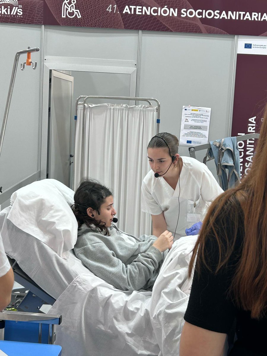 iesEFlorez's tweet photo. 🏥💊🧼🧴
Última jornada de participación para Carolina y Alejandra en las especialidades de Atención Sociosanitaria y Farmacia en @cylskills 2025 #cylskills #cylskills2025
¡Buen trabajo! ¡Ánimo y a descansar! https://t.co/IQ6Mm3QPLj