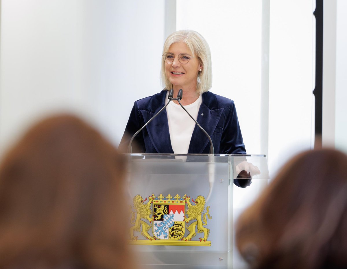 #Bayern-s #Sozialministerin  <a href="/ulischarf/">Ulrike Scharf</a> ist mit dem #Koalitionsvertrag der neuen #Bundesregierung sehr zufrieden - insbesondere mit den Kapiteln #Kinder, #Arbeit und #Soziales. Scharf betont: "Im Koalitionsvertrag schlägt das soziale Herz Bayerns."
stmas.bayern.de/aktuelle-meldu…