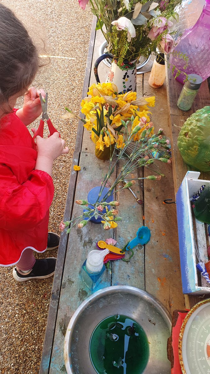 PoppinsDaycare1's tweet photo. Pops Florist hard at work ๐โ๏ธ No better way to relax, unbusy your mind and enjoy perfecting fine motor skills and dexterity ๐ #homefromhome #childminderlife #play #firsthandexperience https://t.co/GM0koweEJR