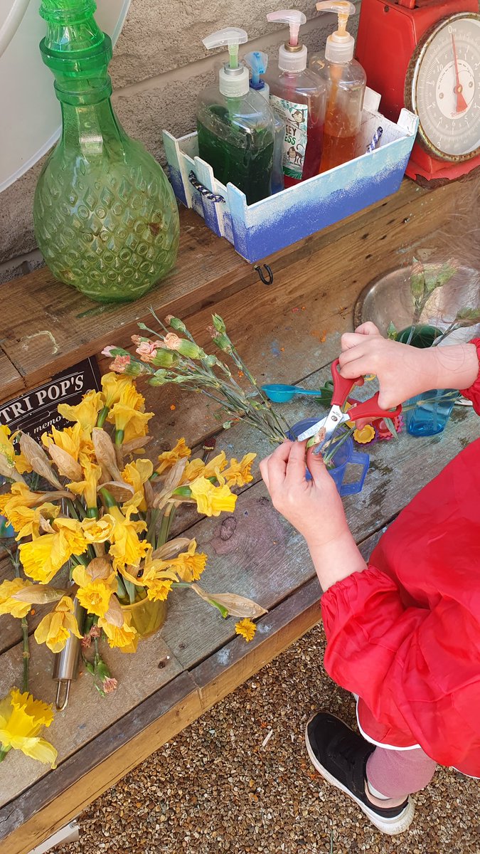 Pops Florist hard at work 💐✂️ No better way to relax, unbusy your mind and enjoy perfecting fine motor skills and dexterity 😁 #homefromhome #childminderlife #play #firsthandexperience