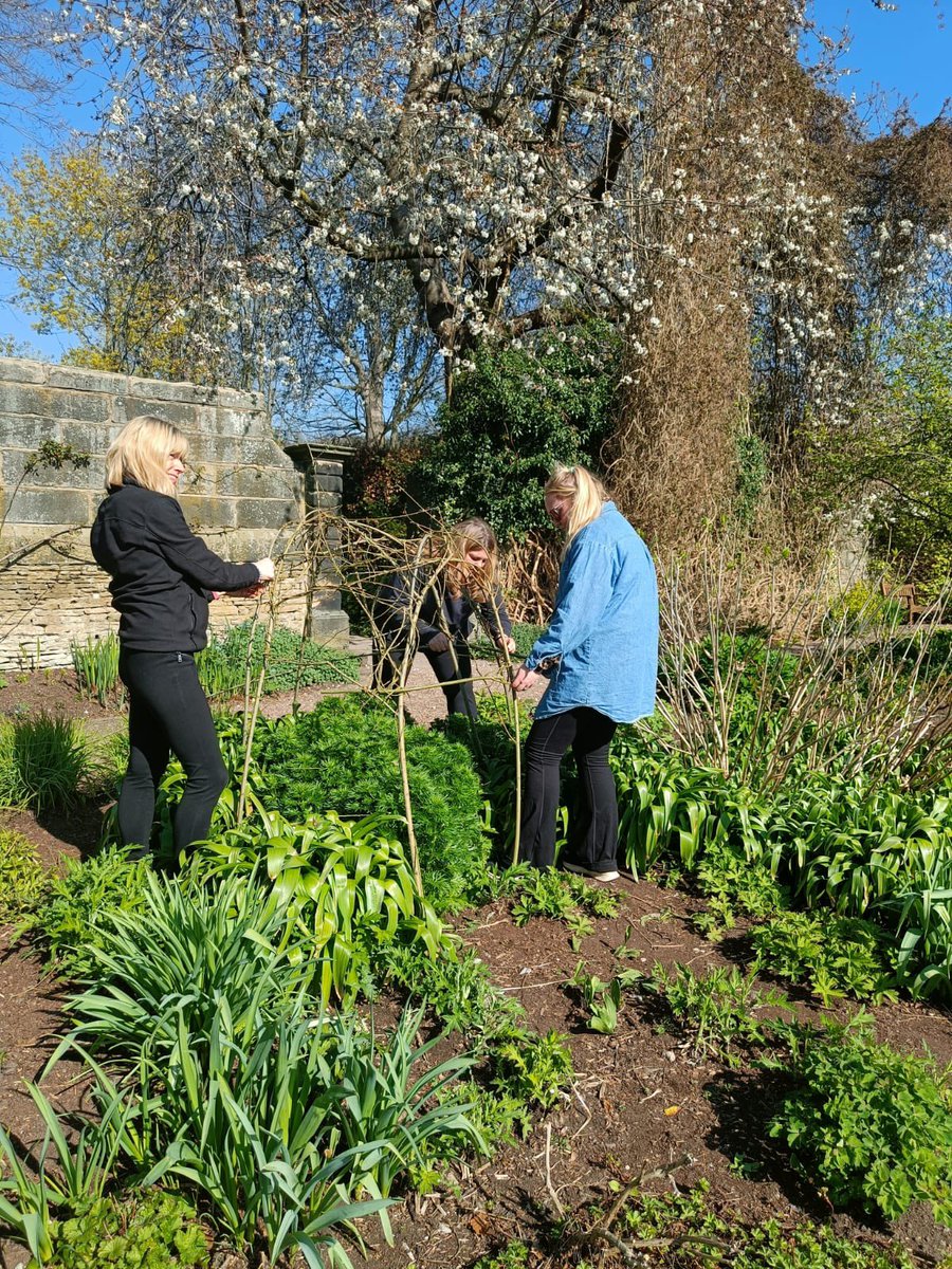 The sun was out this morning at East Riddlesden hall for a willow weaving workshop. 
We helped create willow domes/nets to aid and contain plant growth and to provide structure.  We then got a tour around the gorgeous hall gardens ☀️🌱

#BFSNskillshare #Forestschool #BFSN