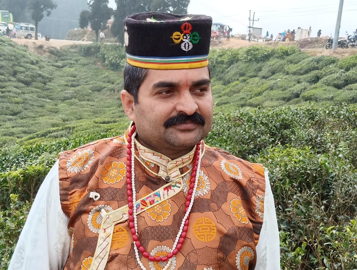 rajesh_ahiraj's tweet image. बाध्यतामा देश छोड्नु परेको नेपालीको पीडा कसले बुझिदिने? नागरिक समाजको मौनता लज्जाजनक छ। बिदेशिएका नेपालीको मनमा आफ्नो देश,गाउँ,समाज,माटो,परिवार र सपनाको बेदना कति धेरै! देश युवा बिहिन हुदा पनि नेतृत्व कुर्सीकै खेलमा हुनु देश,व्यवस्था, दल र राजनीतिक संसकारका निमित्त सुखद होइन।