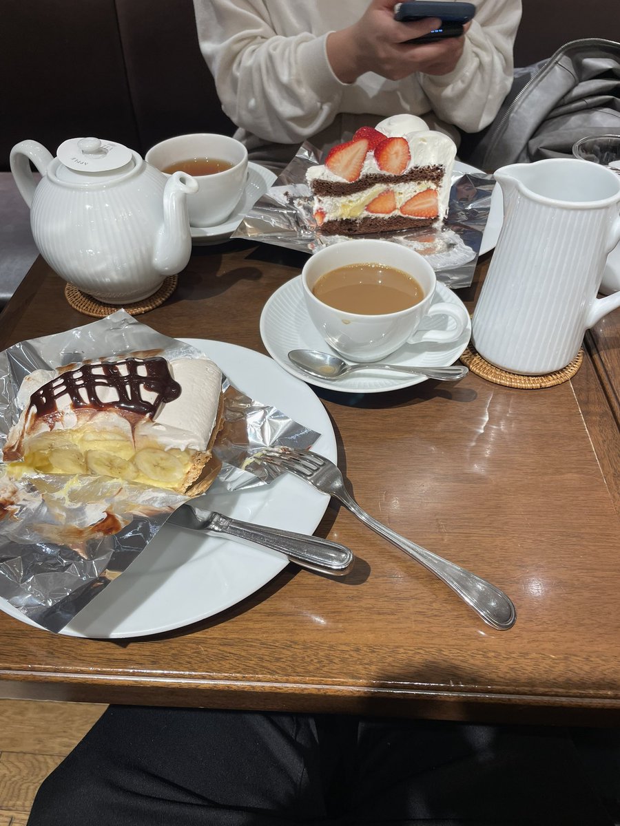 UniversityofArt's tweet photo. イェーイ！久々にさきと会ってスイーツ食べてるわ〜！！ https://t.co/LPg4DtW8SW