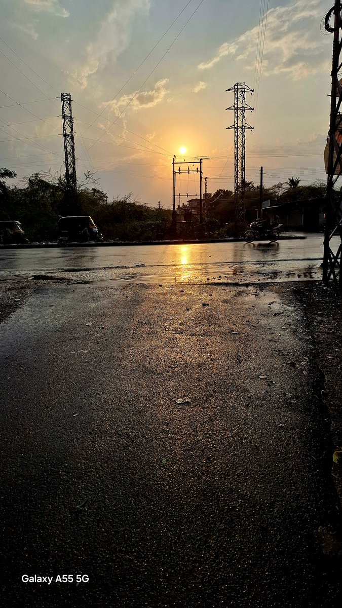 SyedRashid8548's tweet photo. #Sunset
#Rain
#Water
#Clouds
#AmazingCapture 
#Nature
#Reflection 
#Greenery https://t.co/WHOm1IeOHS