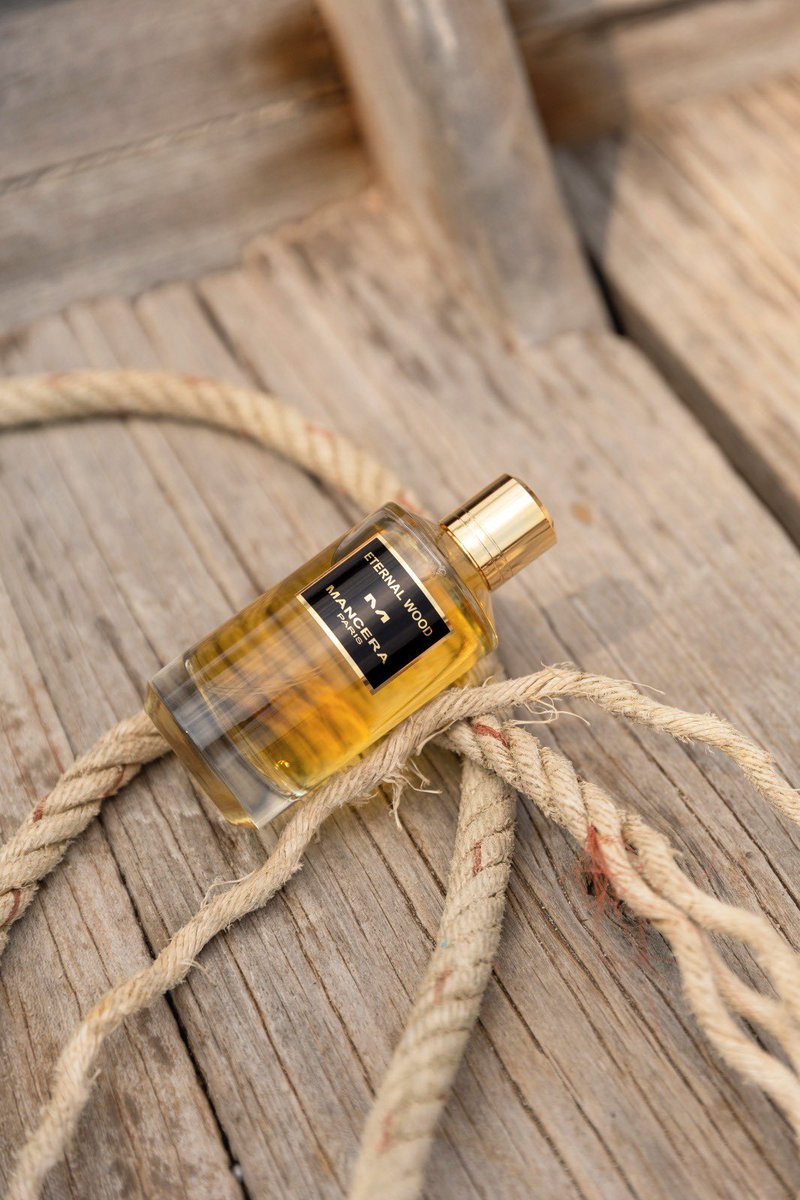 MANCERA | ETERNAL WOOD 

اكتشف عالماً من الغموض والدفء، حيث تبدأ الرحلة بنفحات جريئة من عود لاوس المحترق، والدافانا، والزعفران الأحمر، تنقلك إلى دروب خفية عند الغسق، يعانقها النسيم وتهمس فيها الأشجار بأسرار الليل

#شركة_الأثر  #مانسيرا #الخميس_الونيس
