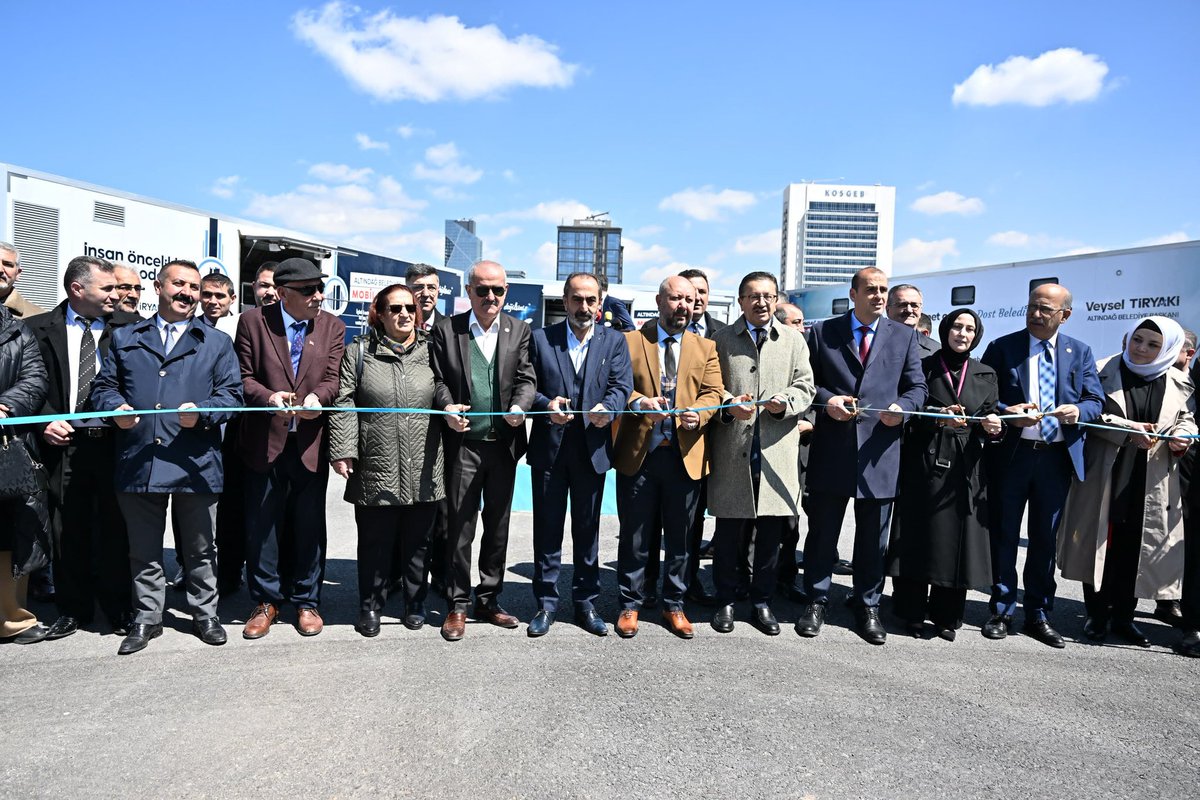 DrVeyselTiryaki's tweet photo. Altındağ Belediyesi olarak bugün iki ayrı mutluluğu bir arada yaşıyoruz. 

Altındağ Belediyesi araç filomuza bu yıl içinde kattığımız toplam 40 yeni aracımızı bugün törenle Altındağ’ın hizmetine sunduk.

Bununla birlikte Başkent Millet Bahçesi’nde yer alan, kısa sürede komple revize ettiğimiz ve yepyeni görüntüsü ile çok yakında hizmete açılacak olan  fuar alanı ile konferans, etkinlik, düğün gibi etkinlikler için kullanılabilecek çok amaçlı merkezimizin tanıtımını da gerçekleştirdik.

Altındağımıza ve Ankaramıza hayırlı uğurlu olsun.