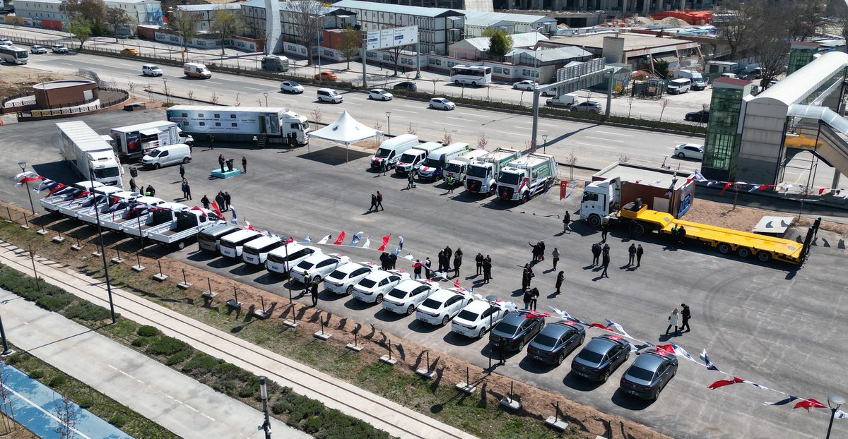 DrVeyselTiryaki's tweet photo. Altındağ Belediyesi olarak bugün iki ayrı mutluluğu bir arada yaşıyoruz. 

Altındağ Belediyesi araç filomuza bu yıl içinde kattığımız toplam 40 yeni aracımızı bugün törenle Altındağ’ın hizmetine sunduk.

Bununla birlikte Başkent Millet Bahçesi’nde yer alan, kısa sürede komple revize ettiğimiz ve yepyeni görüntüsü ile çok yakında hizmete açılacak olan  fuar alanı ile konferans, etkinlik, düğün gibi etkinlikler için kullanılabilecek çok amaçlı merkezimizin tanıtımını da gerçekleştirdik.

Altındağımıza ve Ankaramıza hayırlı uğurlu olsun.