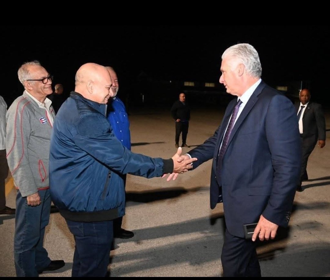 EduardoLopezL65's tweet photo. Nuestro  Presidente en la Patria, después de haber participado en la IX Cumbre de la #CELAC
#UnidosXCuba #CubaVencerá  #ConLaFuerzaDeLaUnidad https://t.co/tVRJCee3OD
