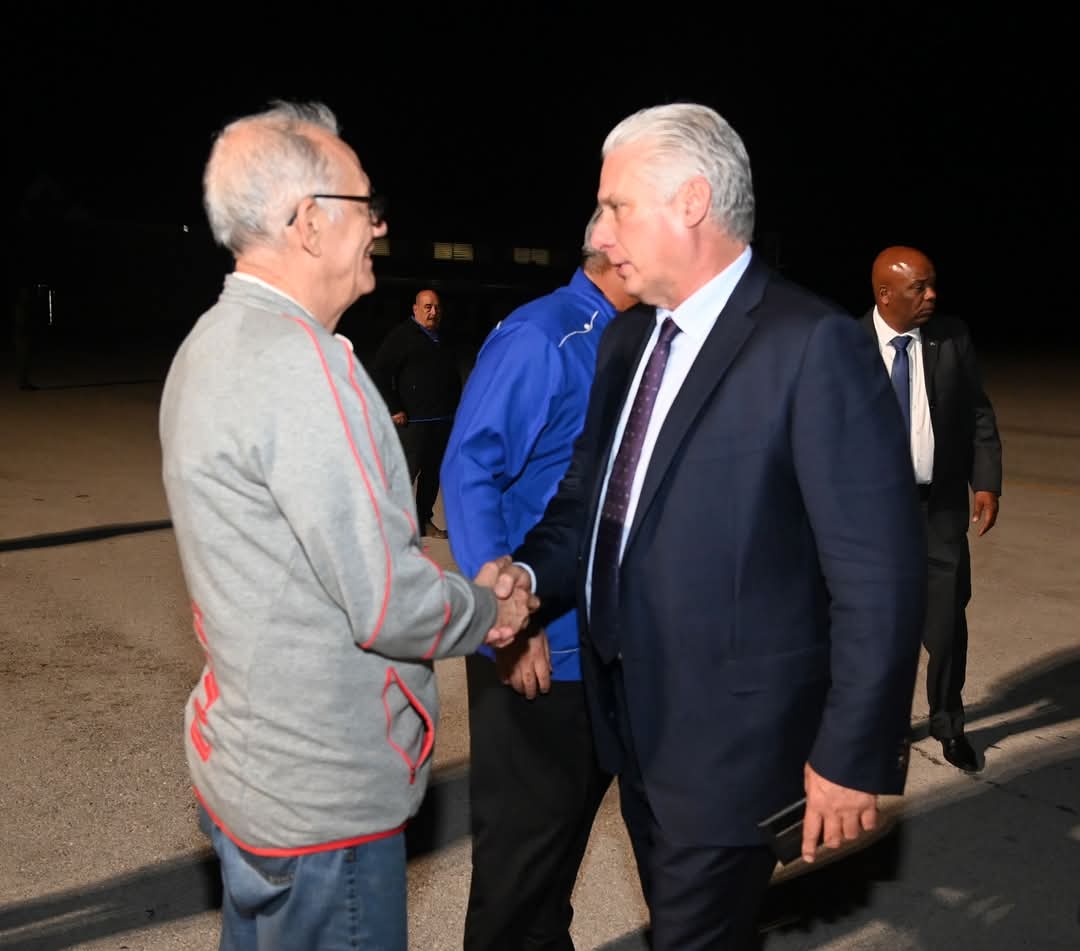 EduardoLopezL65's tweet photo. Nuestro  Presidente en la Patria, después de haber participado en la IX Cumbre de la #CELAC
#UnidosXCuba #CubaVencerá  #ConLaFuerzaDeLaUnidad https://t.co/tVRJCee3OD