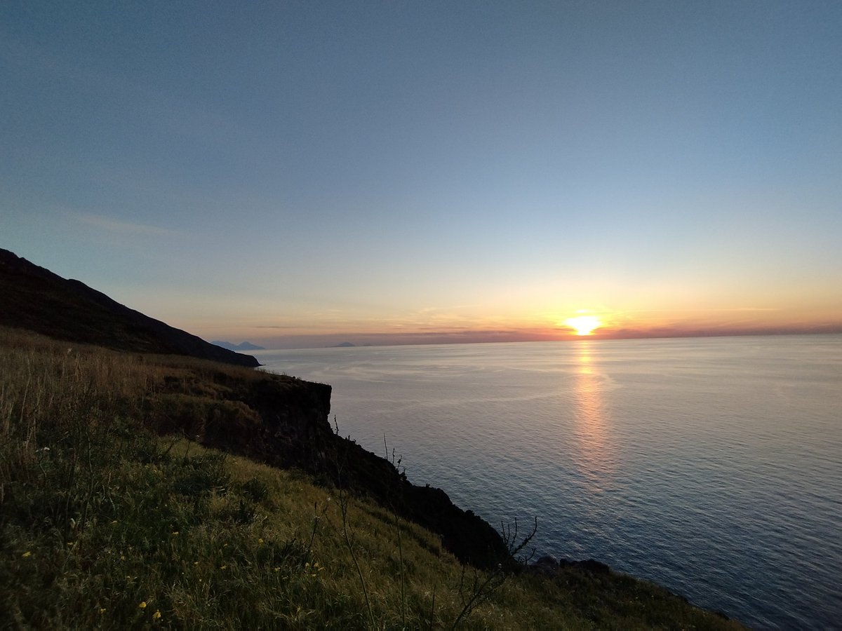 PhotoStromboli's tweet photo. L' isola di #Stromboli al tramonto, Isole #Eolie. https://t.co/16eDqdBFVG