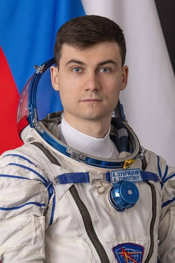 ElOjoEn's tweet photo. 🚨⚡️Estupidez de proporciones intergalácticas

El cosmonauta ruso Alexéy Zubritsky, quien acaba de llegar a la Estación Espacial Internacional como parte de una tripulación rusoestadounidense, fue declarado "culpable” de “traición” y “deserción” en Ucrania y le condenaron a 15 años de prisión in absentia.

Zubirtsky nació en Zaporozhie, se graduó en la escuela de vuelo de Járkov, sirvió en Crimea hasta su reunificación en 2014 y, desde entonces, sirvió en las Fuerzas Armadas de Rusia. En 2018, fue aceptado como cosmonauta de prueba, y 7 años de entrenamiento después ya está en la EEI.

Mientras Rusia envía a gente al espacio, la Ucrania posgolpista del Euromaidán se inventa un caso penal tan ridículo contra un hombre que lleva siendo un ciudadano ruso desde hace una década.

Agradecimientos a @NinaByzantina, autora del tuit original