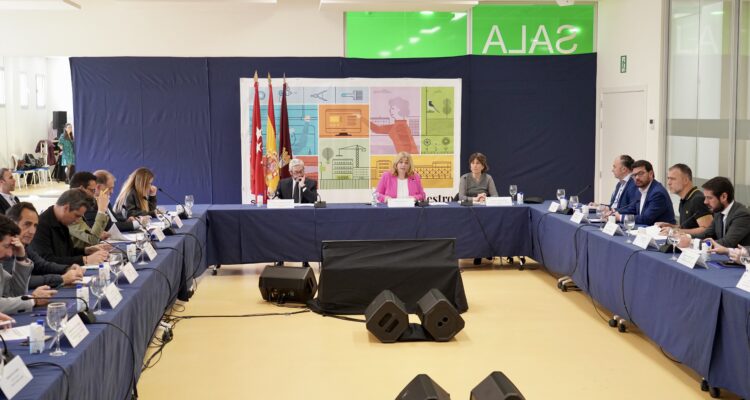 InmaSanzO's tweet photo. 🔵 El Plan #SURES aprueba 15 nuevos proyectos con una inversión de 16,2 millones de euros.
El #reequilibrio territorial es una política prioritaria de @MADRID cuya inversión ha pasado de 260 millones de euros en el periodo 2020-2023 a los 320 millones que se prevén para 2024-2027.
👉https://t.co/ja2HIKDrdB
