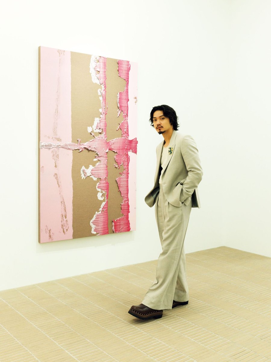 GQJAPAN's tweet photo. 磯村勇斗「同世代の作家は、これまで見てきたものや経験した出来事など自分と似ている部分があるので、作品にも共感しやすいと思います」
#HayatoIsomura #磯村勇斗 https://t.co/4BCXzP5R8j