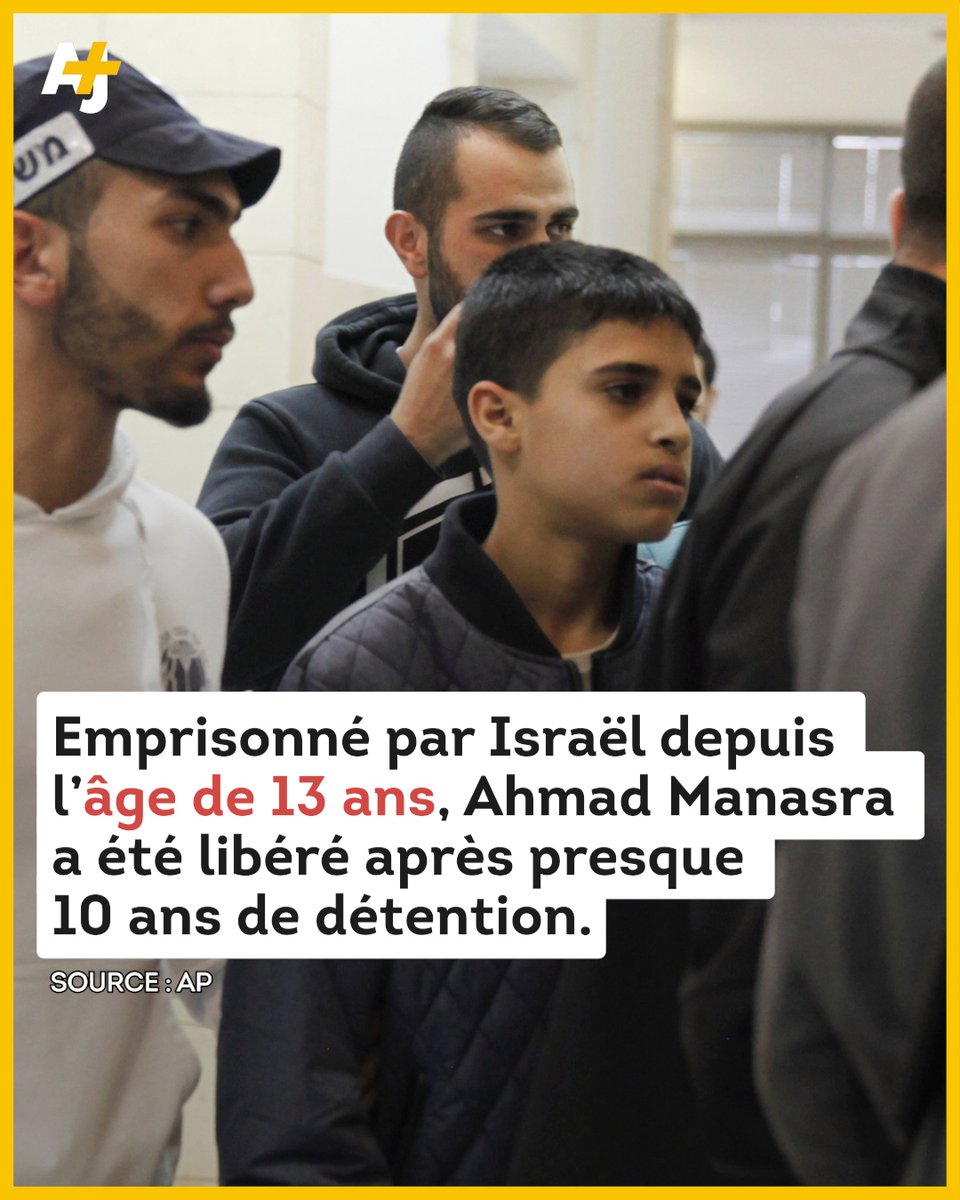 ajplusfrancais's tweet photo. Son histoire a choqué le monde : en 2015, Ahmad est arrêté à Jérusalem-Est occupée, blessé, accusé d’avoir participé à une attaque au couteau avec son cousin, tué sur place. Il n’a que 13 ans. Une vidéo de son interrogatoire, où on le voit en larmes, perdu, face à des officiers qui crient sur lui, circule largement.

Condamné à 12 ans de prison alors que les tribunaux israéliens concluent qu’il n’a pas participé à cette attaque, Ahmad est transféré dans une prison pour adultes. En détention, il endure plusieurs périodes d’isolement prolongé allant jusqu’à 2 ans. Le jeune homme souffre alors de grave troubles mentaux (schizophrénie, psychose et grave dépression) apparus depuis son incarcération et diagnostiqués par un psychologue israélien indépendant.

“L’isolement cellulaire d’un enfant pendant une période aussi prolongée peut constituer une torture interdite en toutes circonstances par le droit international des droits de l’homme”, affirment des experts de l’ONU.

Depuis des années, des campagnes demandaient sa libération anticipée, autorisée par la loi israélienne. Les associations de défense des prisonniers palestiniens voient en Ahmad Manasra le symbole des Palestinien·nes privé·es d’enfance sous occupation.

“Ahmad Manasra a vu son enfance s’évaporer alors qu’il se trouvait derrière les barreaux”, a déclaré Khulood Badawi, chargé de campagne d’Amnesty International pour Israël et les territoires palestiniens occupés.