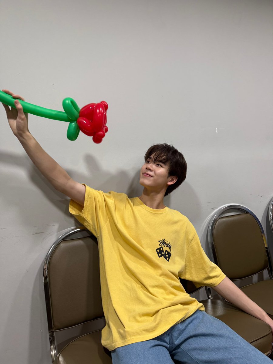 แค่น้องปิง #pingkrittanun มาในโซเชียล รูปเดียว… ก็ทำเอาทั้งไทม์ไลน์สะเทือนเหมือนแผ่นดินไหวระดับสิบ! เสื้อเหลืองสดใสแต่ยังไม่แสบตาเท่ารอยยิ้มละมุนๆ นั้น ส่วนดอกไม้ลูกโป่งที่ถืออยู่ก็แทบจะละลายตามมือคนหล่อไปแล้ว พลังงานความน่ารักมาเต็มจนคนดูต้องกรี๊ดแบบไม่มีเบรก! ใครไหวก็ไหวไป