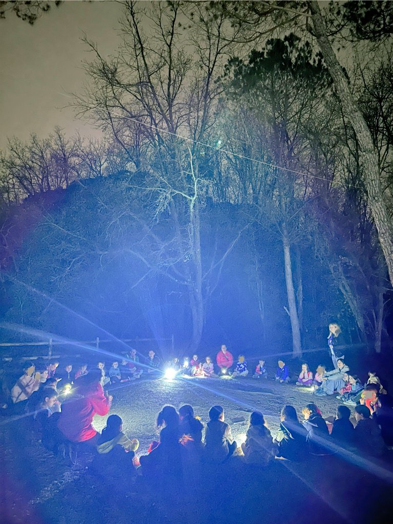 Els infants d’I5 hem anat de colònies i hem sigut pixies per uns dies. Hem après a convertir les pors en valentia i ens ho hem passat pipa! 🌲💎☀️#autoestima #valentia #paciència #colòniesI5