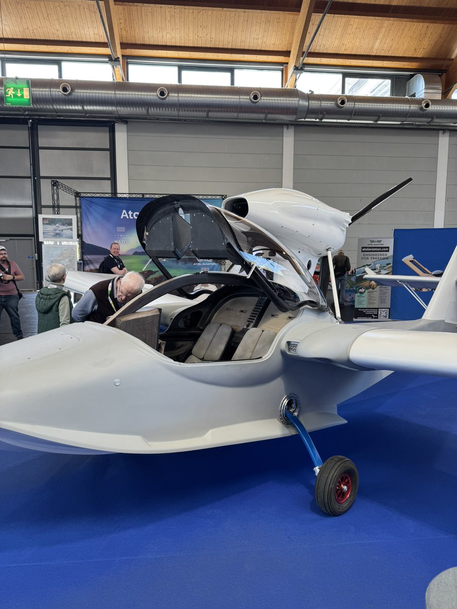 Kotimainen Atol Aurora – vesiltä ilmaan suomalaisella osaamisella

Aero messuilta löytyi seuraavaksi suomalaisen Atol Aviationin kehittämä Atol Aurora -lentovene. Pitkän kehityskaaren jälkeen maaliviiva häämöttää. Kone on lähellä tyyppihyväksyntää. Sarjatuotantolupa on jo