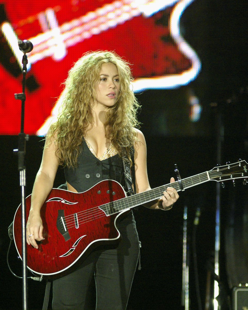 House_Mebarak's tweet photo. El público se renueva y esta generación necesita el equivalente actual del MTV Unplugged: un Tiny Desk de Shakira. https://t.co/qIHYTtOLWP