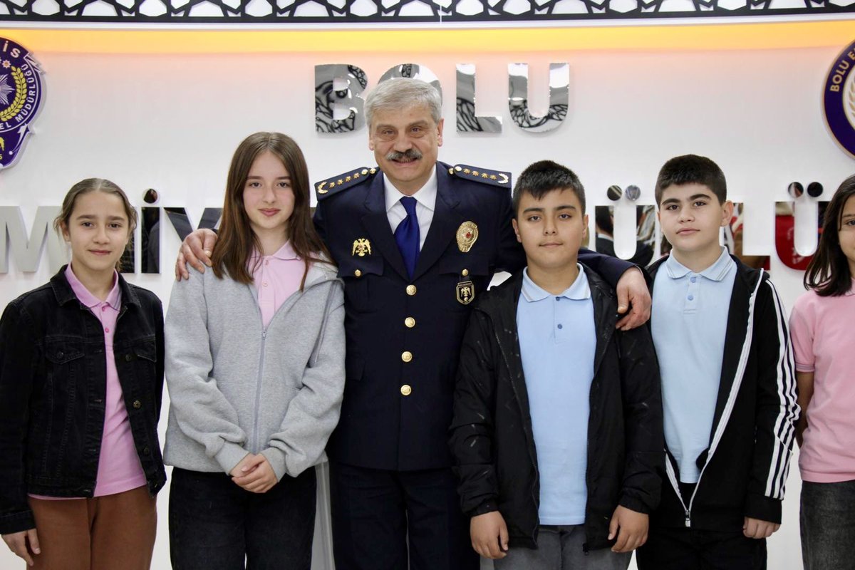 BoluEmniyet's tweet photo. Bugünün umudu, yarının güvencesi olan gençlerimiz; Gençlik ve Spor İl Müdürü Sayın Emrullah GÜLER ve Gençlik Merkezi liderlerimiz eşliğinde İl Emniyet Müdürümüz Sayın Cemal DALMAN’ı makamında ziyaret ederek 10 Nisan Polis Haftası’nı kutladılar. https://t.co/UE2aY7jwcs