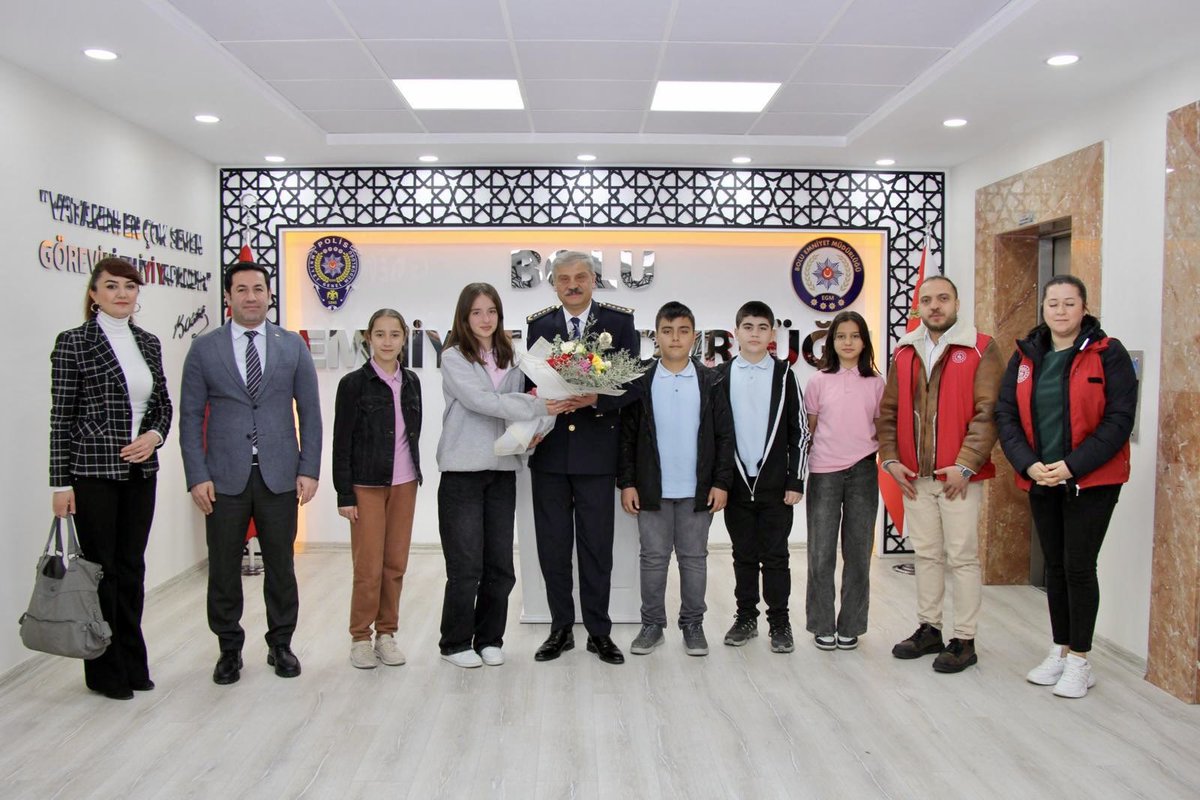 BoluEmniyet's tweet photo. Bugünün umudu, yarının güvencesi olan gençlerimiz; Gençlik ve Spor İl Müdürü Sayın Emrullah GÜLER ve Gençlik Merkezi liderlerimiz eşliğinde İl Emniyet Müdürümüz Sayın Cemal DALMAN’ı makamında ziyaret ederek 10 Nisan Polis Haftası’nı kutladılar. https://t.co/UE2aY7jwcs